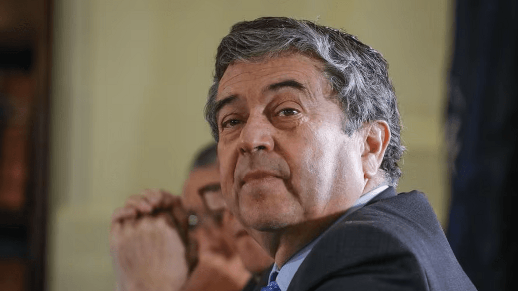 Senador Juan Antonio Coloma: "Estamos en un momento muy complejo para la seguridad en Chile" tras el asesinato de tres Carabineros en el sur del país Senador Juan Antonio Coloma: "Estamos en un momento muy complejo para la seguridad en Chile" tras el asesinato de tres Carabineros en el sur del país