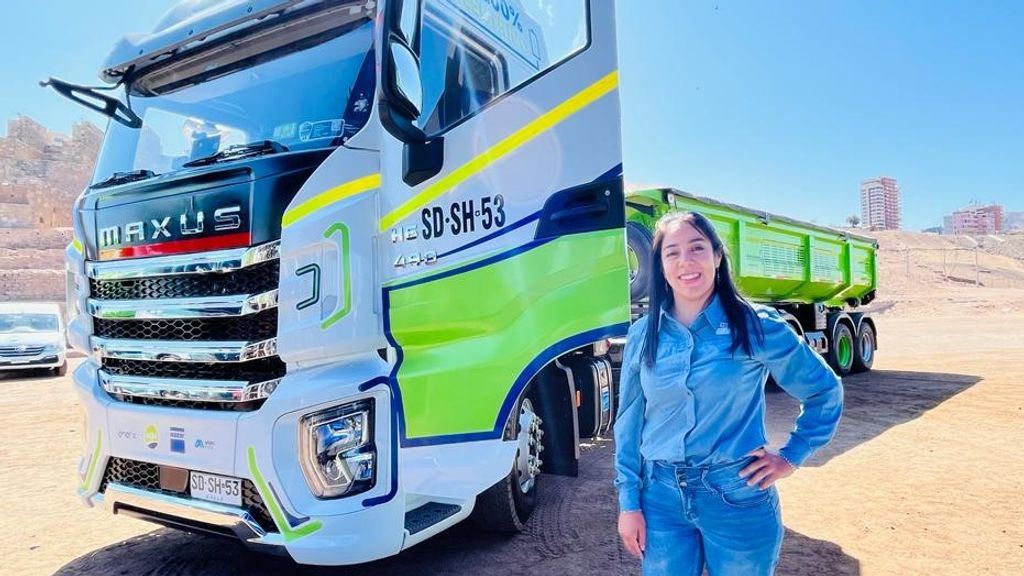 Mujer linarense maneja el primer camión 100% eléctrico de América Mujer linarense maneja el primer camión 100% eléctrico de América