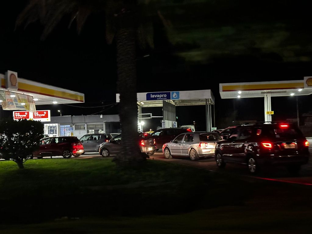 Filas nocturnas por recargar combustible Filas nocturnas por recargar combustible