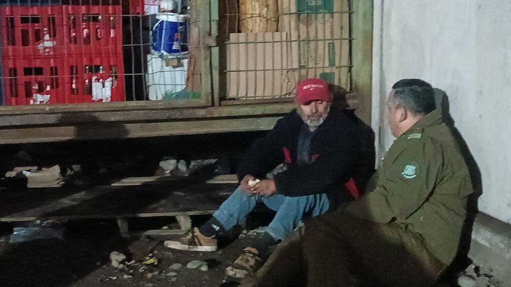 Carabineros junto a los vecinos de la población Emilio Gidi asisten a personas en situación de calle Carabineros junto a los vecinos de la población Emilio Gidi asisten a personas en situación de calle