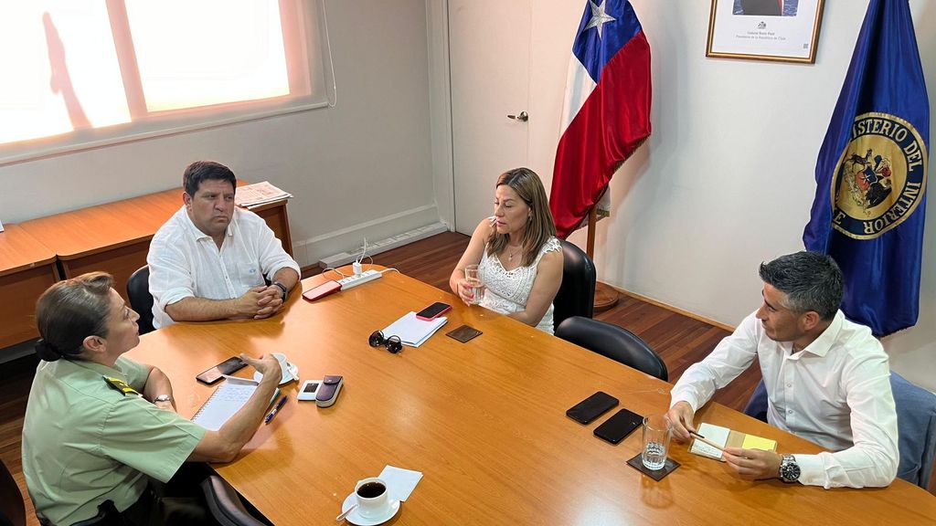 Gobierno convoca a reunión extraordinaria a policías por quinto robo de cables que altera sincronización de 28 intersecciones de semáforos en Talca Gobierno convoca a reunión extraordinaria a policías por quinto robo de cables que altera sincronización de 28 intersecciones de semáforos en Talca