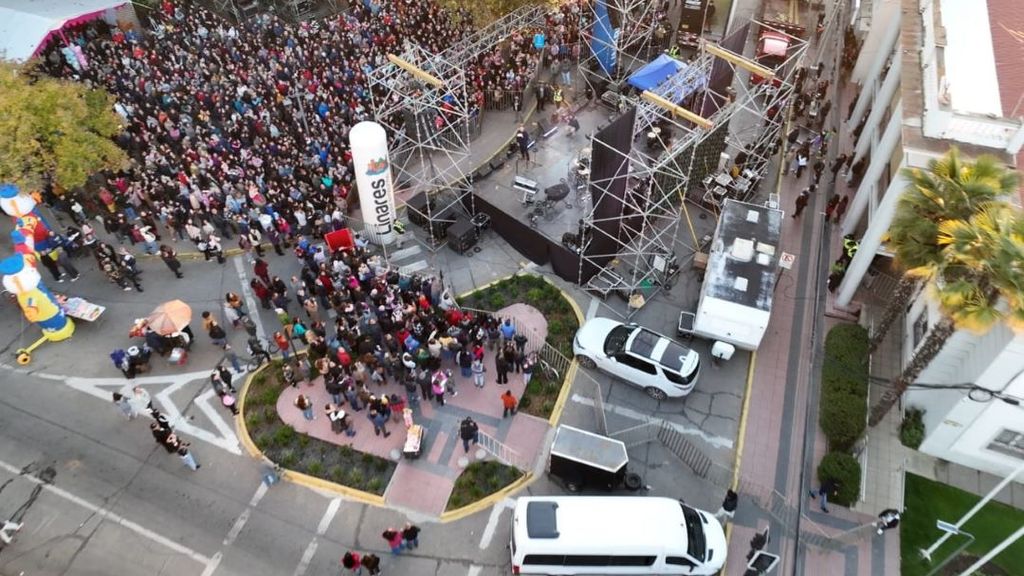 Éxito rotundo: Más de 3.000 personas asisten al show organizado por la municipalidad de Linares en el Día de la Mamá Éxito rotundo: Más de 3.000 personas asisten al show organizado por la municipalidad de Linares en el Día de la Mamá
