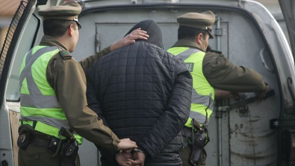 Carabineros detuvo a dos sujetos por porte de arma de fuego y una orden vigente en Linares Carabineros detuvo a dos sujetos por porte de arma de fuego y una orden vigente en Linares