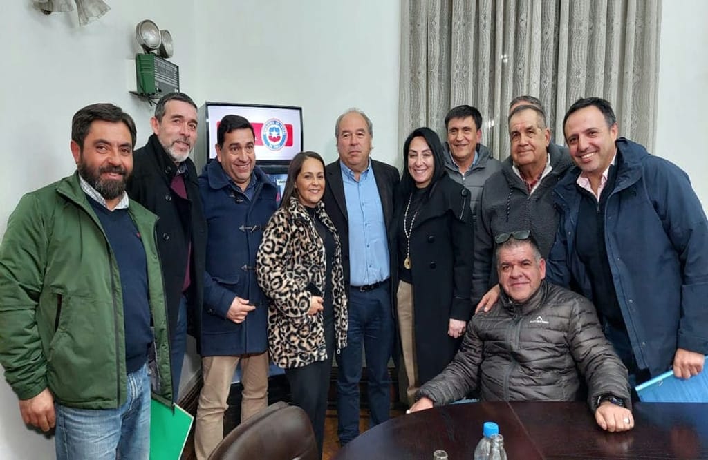 Autoridades realizan acciones para nuevo complejo deportivo en Cauquenes Autoridades realizan acciones para nuevo complejo deportivo en Cauquenes