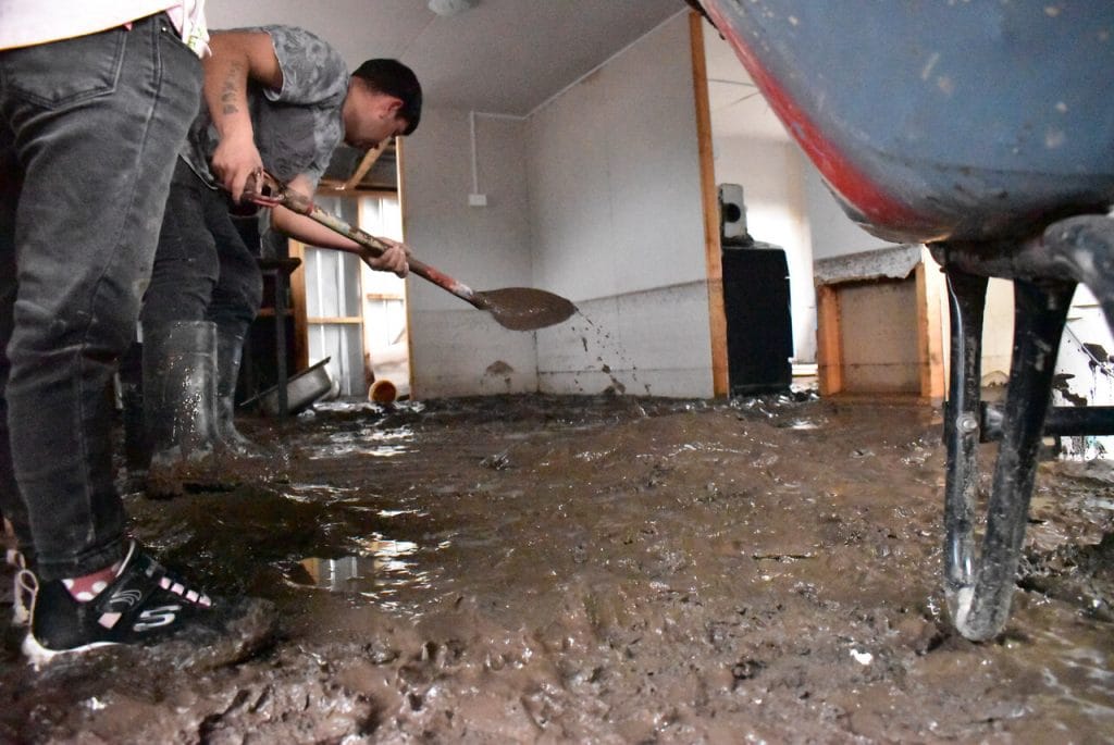 Servicios públicos se despliegan para entregar asistencia a damnificados de Linares Servicios públicos se despliegan para entregar asistencia a damnificados de Linares