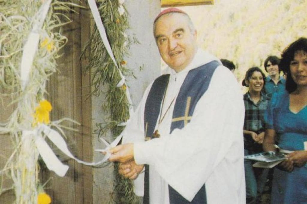 Municipio autoriza la instalación de una estatua de Monseñor Carlos Camus en la Plaza de Armas de Linares Municipio autoriza la instalación de una estatua de Monseñor Carlos Camus en la Plaza de Armas de Linares