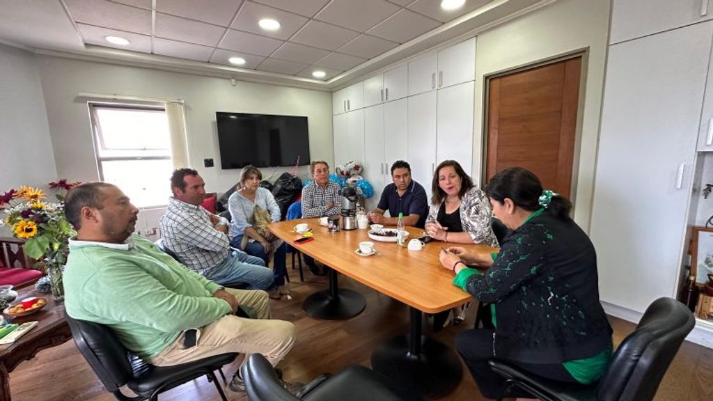 Senadora Vodanovic y diputada Bulnes comprometen apoyo para pequeños productores de San Clemente Senadora Vodanovic y diputada Bulnes comprometen apoyo para pequeños productores de San Clemente
