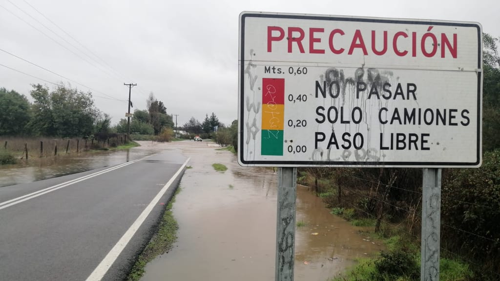 Se desborda el rio del puente de la salida a Cuellar Se desborda el rio del puente de la salida a Cuellar