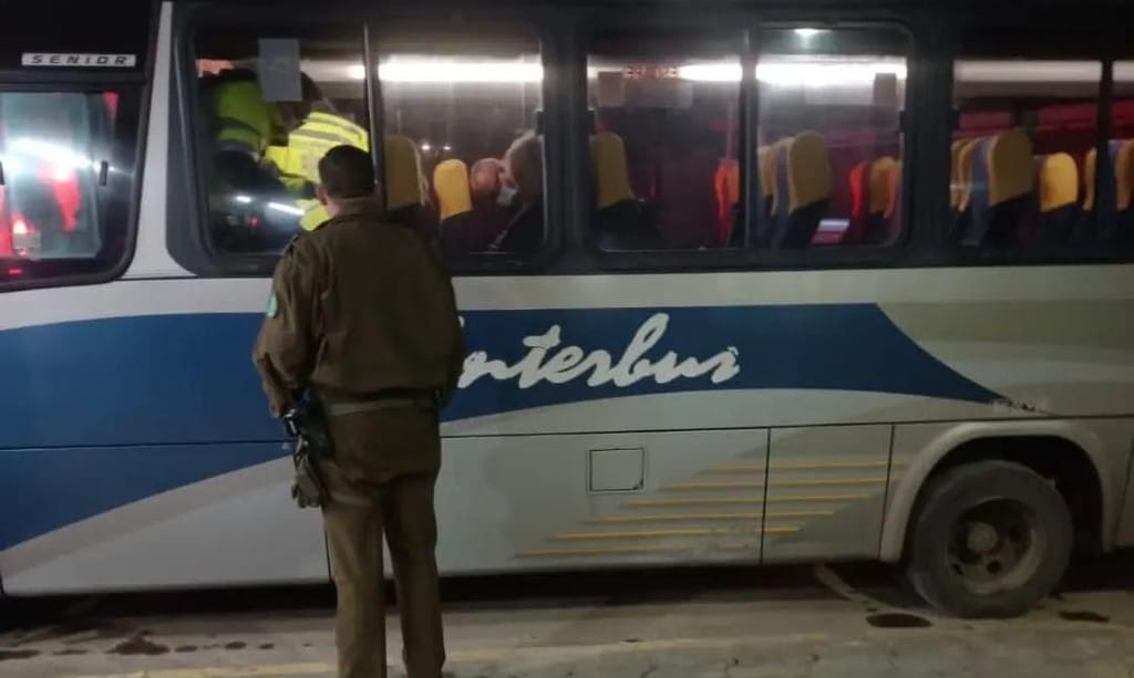 Carabineros encuentra un hombre muerto en un bus en Constitución Carabineros encuentra un hombre muerto en un bus en Constitución