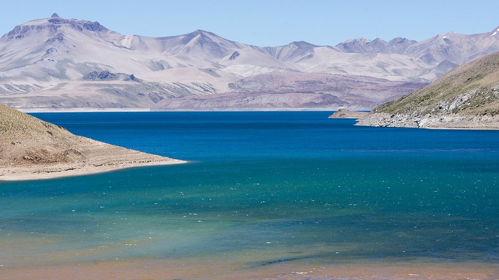 Declaran perímetro de seguridad por actividad en el complejo volcánico de la Laguna del Maule Declaran perímetro de seguridad por actividad en el complejo volcánico de la Laguna del Maule
