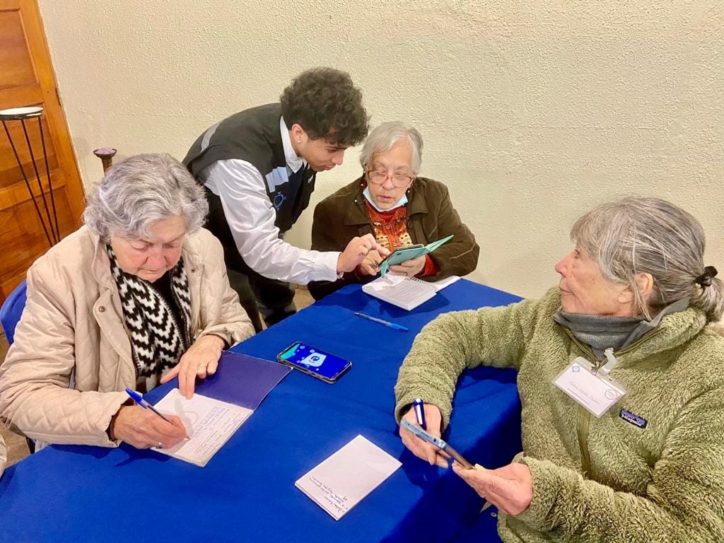 Estudiantes capacitan a adultos mayores en Computación y telefonía Estudiantes capacitan a adultos mayores en Computación y telefonía