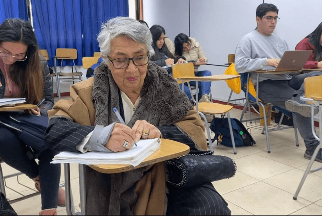 Alumna se gradúa de su carrera técnico profesional a los 79 años