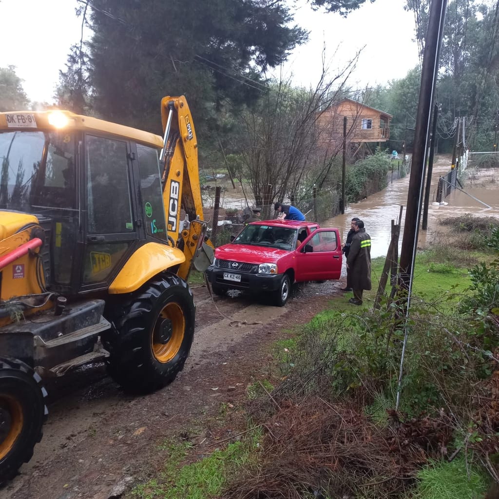 Funcionarios Policiales ayudan a familias aisladas ante el crecimiento del Rio Achibueno Funcionarios Policiales ayudan a familias aisladas ante el crecimiento del Rio Achibueno