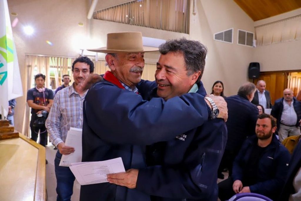 Gobierno entrega bonos por más de 6.200 millones de pesos a canalistas del Maule Gobierno entrega bonos por más de 6.200 millones de pesos a canalistas del Maule