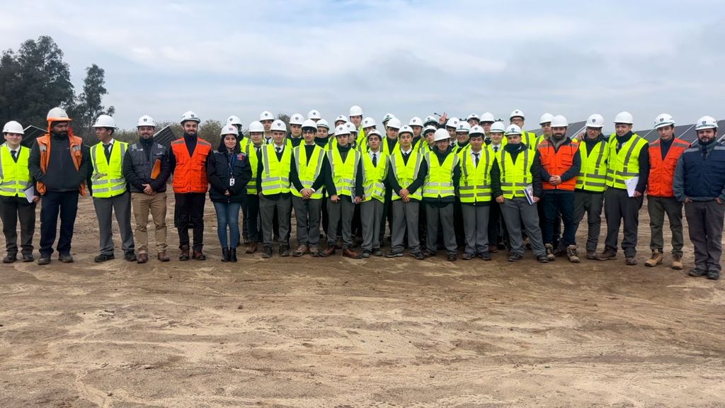 Estudiantes Fortalecen Conocimientos en Educación Energética con Visita a Planta Fotovoltaica Estudiantes Fortalecen Conocimientos en Educación Energética con Visita a Planta Fotovoltaica