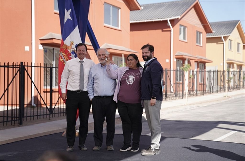 Gabriel Boric entrega viviendas Gabriel Boric entrega viviendas