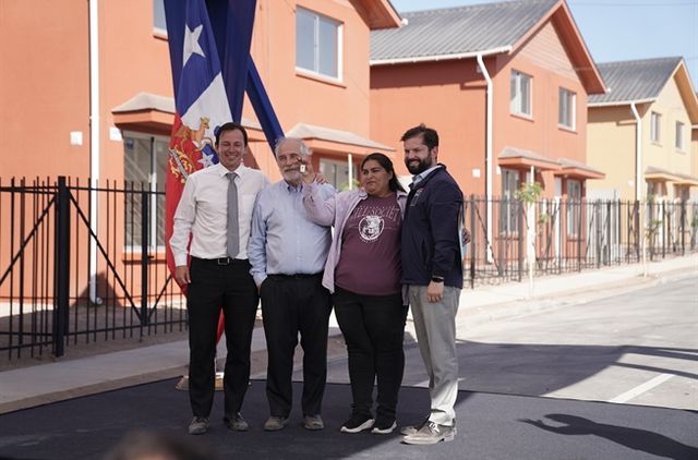 Gabriel Boric entrega viviendas