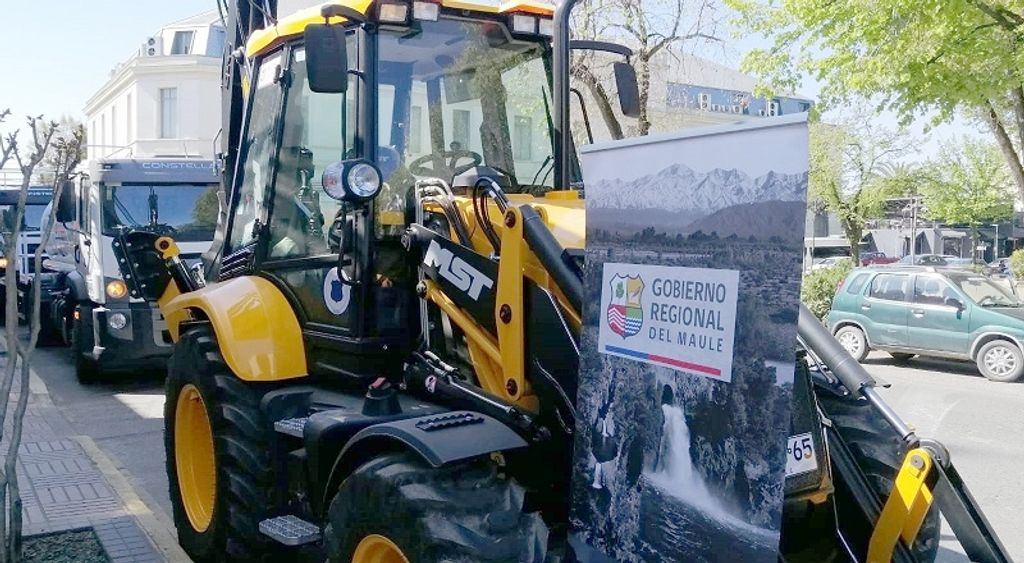 Municipio de Linares recibe camión aljibe, limpia fosas y retroexcavadora Municipio de Linares recibe camión aljibe, limpia fosas y retroexcavadora