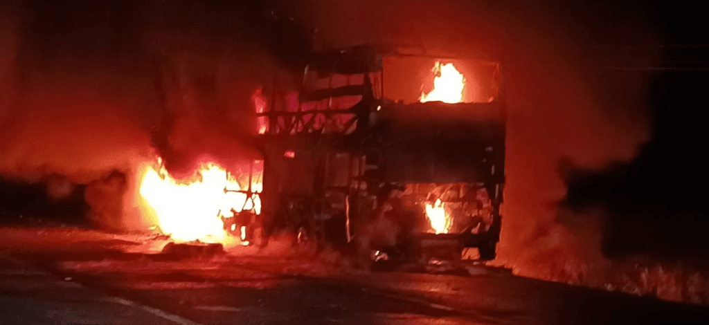 Bus sin pasajeros se incendia en la Ruta 5 Sur en Linares Bus sin pasajeros se incendia en la Ruta 5 Sur en Linares