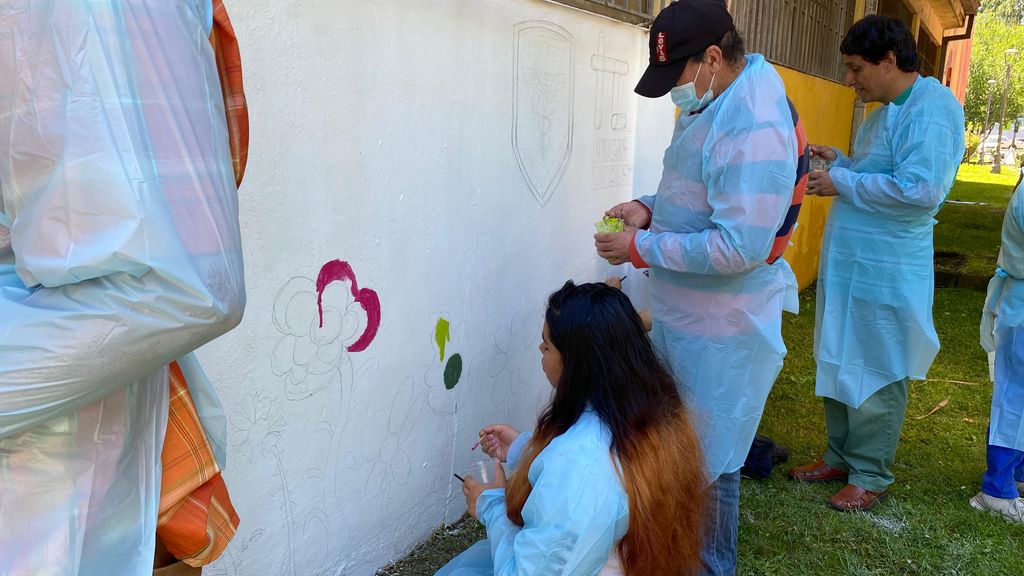 "Pintemos Juntos" miembros de fundación Rostros Nuevos pintan mural en el Liceo Bicentenario Instituto Comercial "Pintemos Juntos" miembros de fundación Rostros Nuevos pintan mural en el Liceo Bicentenario Instituto Comercial