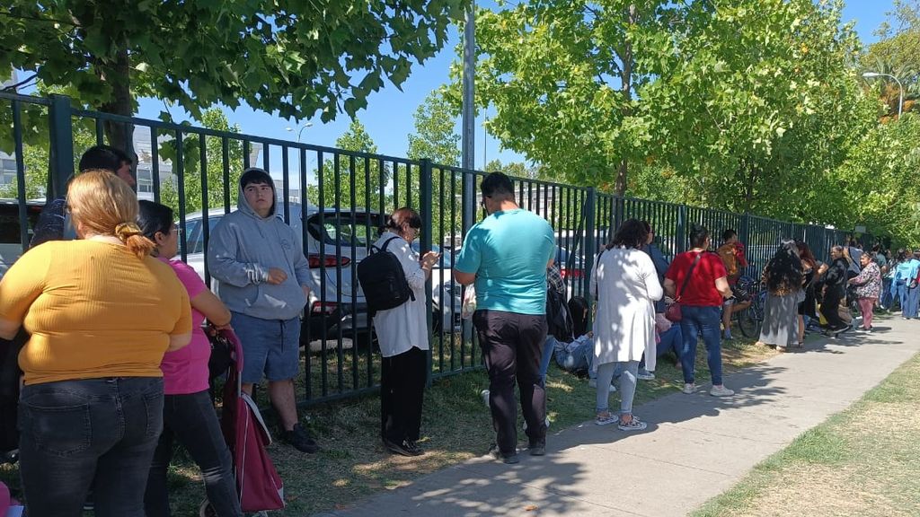De madrugada llegaron algunos padres a pedir hora para neurología infantil en HRT De madrugada llegaron algunos padres a pedir hora para neurología infantil en HRT