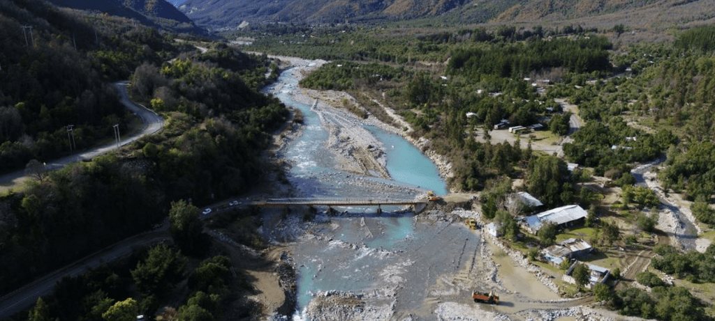 MOP construye un terraplén en el Puente Chupallar MOP construye un terraplén en el Puente Chupallar