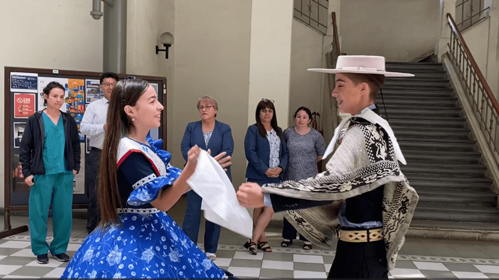 Linares: galardonan a jóvenes vice campeones nacionales de cueca Linares: galardonan a jóvenes vice campeones nacionales de cueca