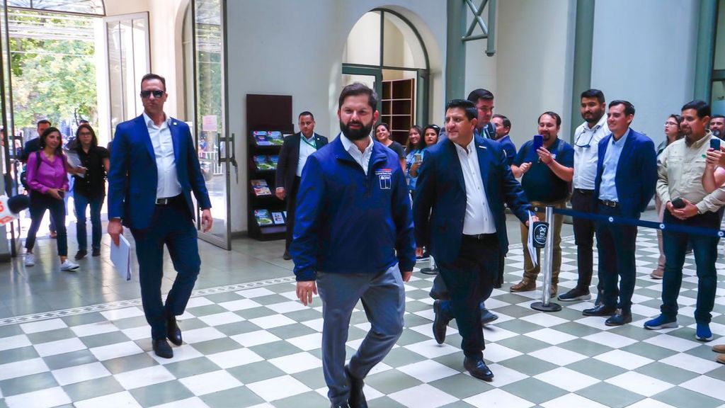 CORE Alamiro Garrido, presenta una carta al Presidente de la República, Gabriel Boric, durante su visita a Linares CORE Alamiro Garrido, presenta una carta al Presidente de la República, Gabriel Boric, durante su visita a Linares