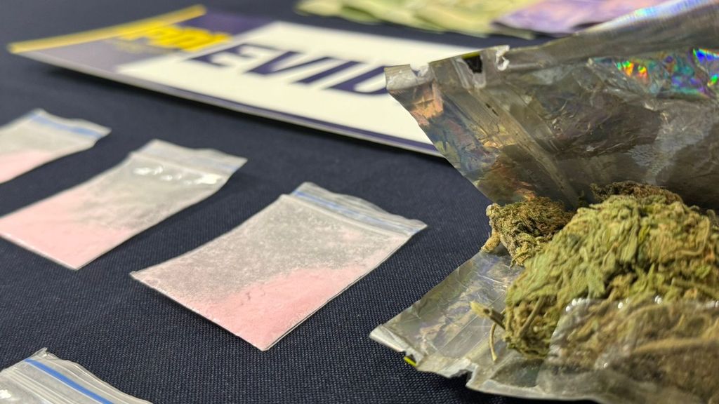 PDI detuvo a mujer en Linares por ofrecer droga en la vía pública PDI detuvo a mujer en Linares por ofrecer droga en la vía pública