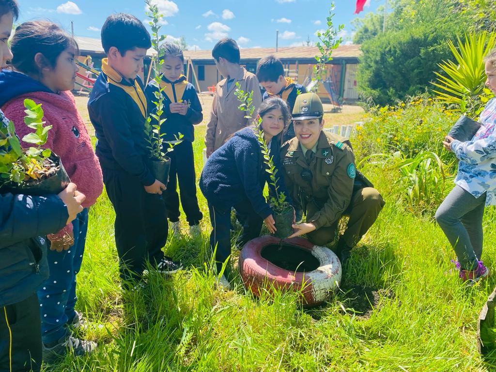 "Más Árboles Nativos" es la campaña preventiva que realizó Carabineros de Parral "Más Árboles Nativos" es la campaña preventiva que realizó Carabineros de Parral