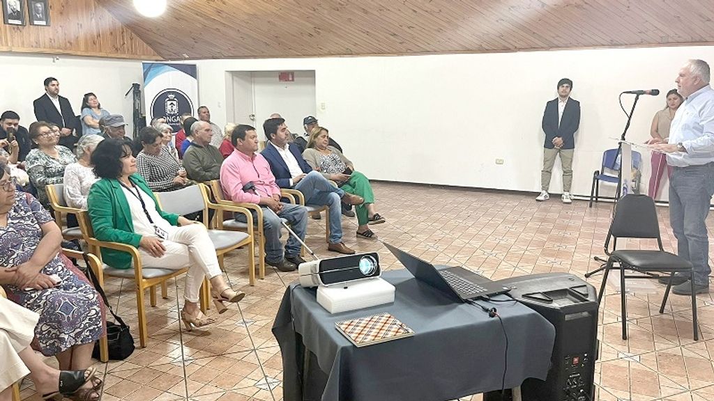 20 adultos mayores de Longaví pertenecientes al Programa "Vínculos" reciben certificados 20 adultos mayores de Longaví pertenecientes al Programa "Vínculos" reciben certificados