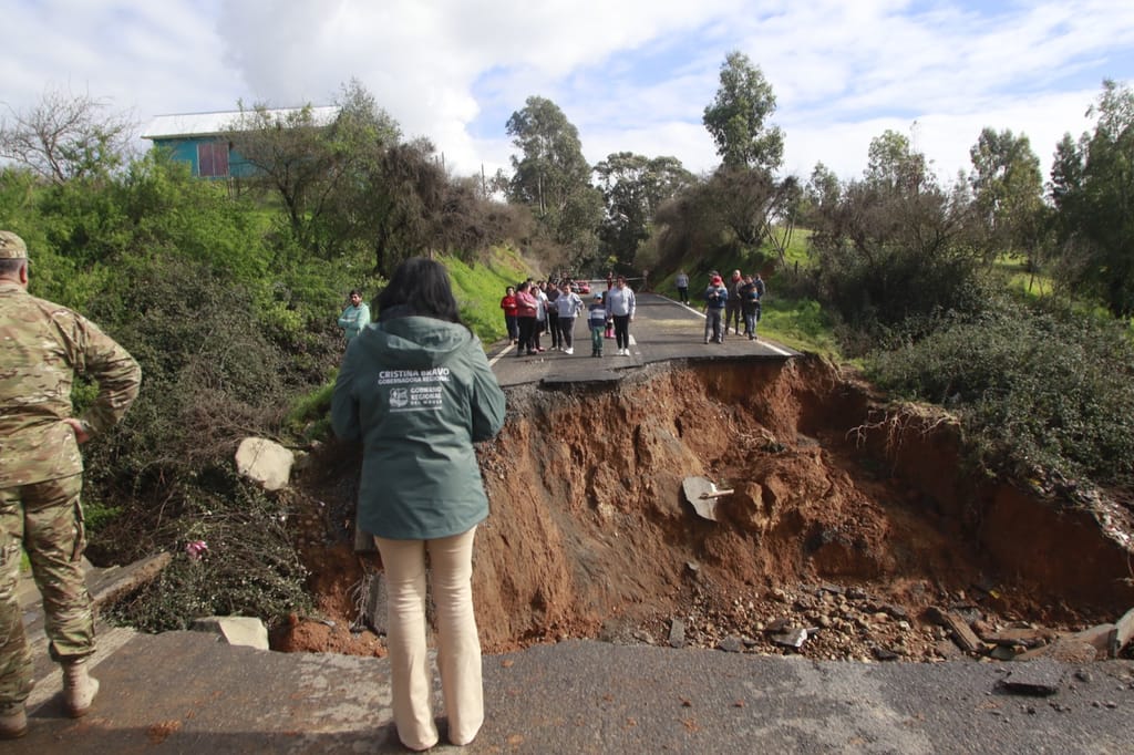 Gobernadora del Maule y Ejército sobrevuelan la provincia de Curicó para constatar afectaciones Gobernadora del Maule y Ejército sobrevuelan la provincia de Curicó para constatar afectaciones