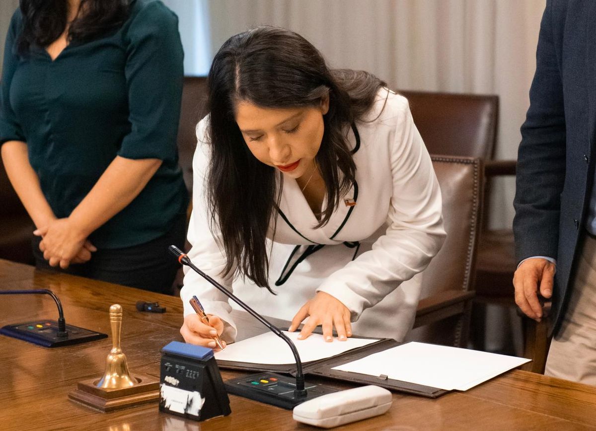 Diputada Veloso firmando el acuerdo Diputada Veloso firmando el acuerdo