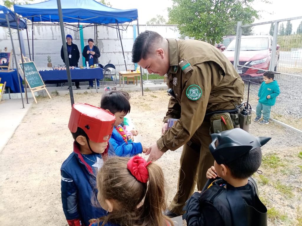 Carabineros organiza "Comparte con los Niños" del jardín infantil de Semillero Carabineros organiza "Comparte con los Niños" del jardín infantil de Semillero