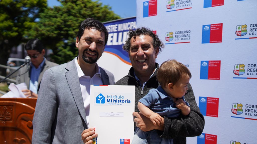 Bienes Nacionales entregó 50 Títulos de Dominio a familias de Pelluhue Bienes Nacionales entregó 50 Títulos de Dominio a familias de Pelluhue