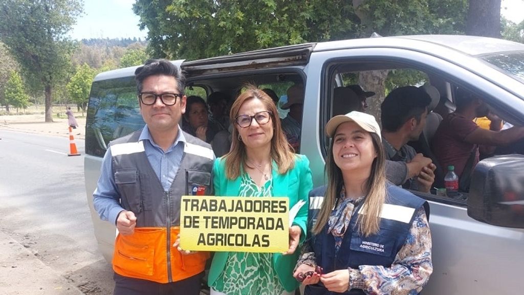 Autoridades fiscalizan transporte de trabajadores agrícolas en la Región del Maule Autoridades fiscalizan transporte de trabajadores agrícolas en la Región del Maule