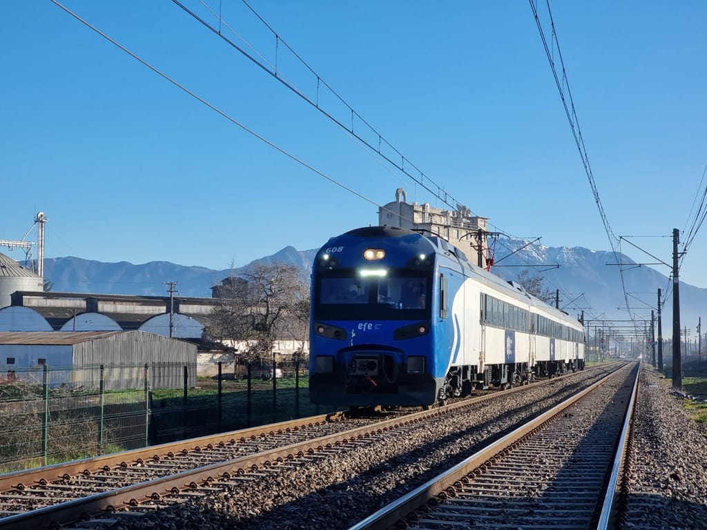EFE reinicia el servicio ferroviario entre la Capital y Linares EFE reinicia el servicio ferroviario entre la Capital y Linares