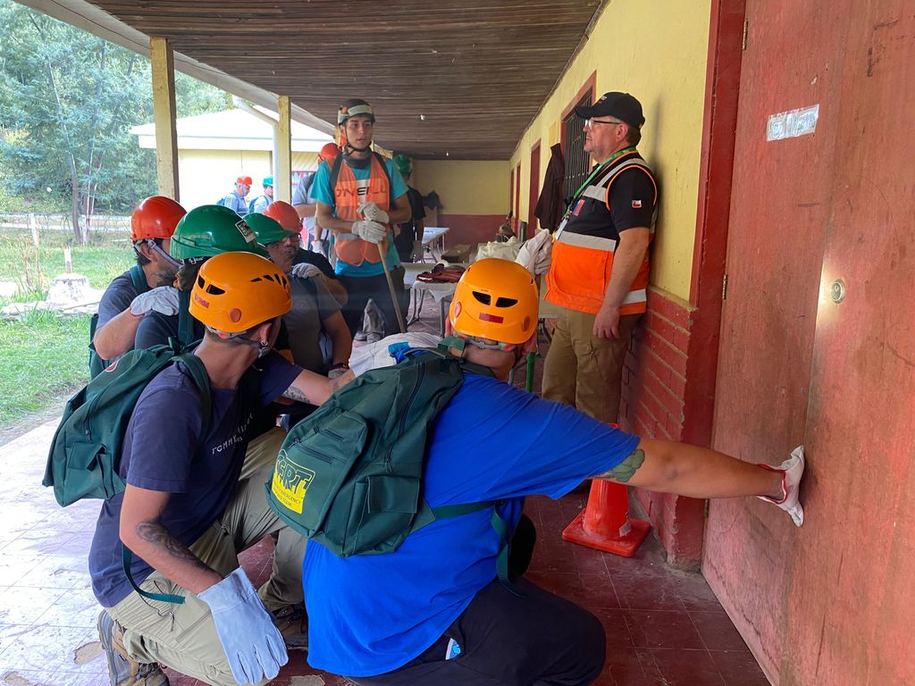 Delegada Presidencial, junto con SENAPRED, certifican a 40 personas del curso “Equipos Comunitarios de Respuesta a Emergencias” en Linares