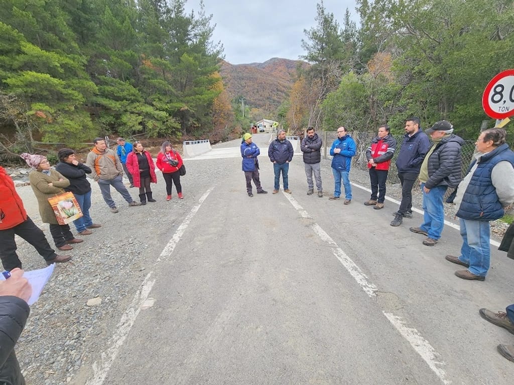 Seremi del Obras Públicas se reúne con alcalde de Linares y vecinos de Chupallar Seremi del Obras Públicas se reúne con alcalde de Linares y vecinos de Chupallar