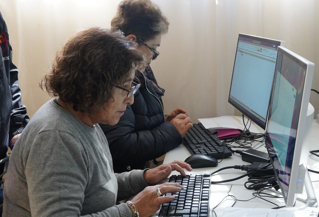 Adultos mayores fortalecen habilidades digitales con proyecto de Fondos Concursables de Puerto San Antonio Adultos mayores fortalecen habilidades digitales con proyecto de Fondos Concursables de Puerto San Antonio