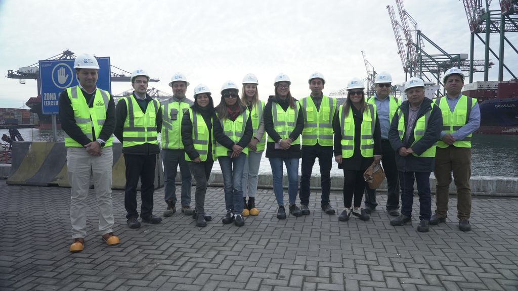 Delegación peruana de comercio exterior concluyó visita técnica a Chile con recorrido en Puerto San Antonio y conoció avances del PCS