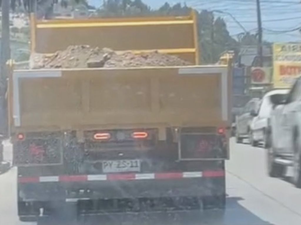 Desecho de escombros en quebrada de San Antonio