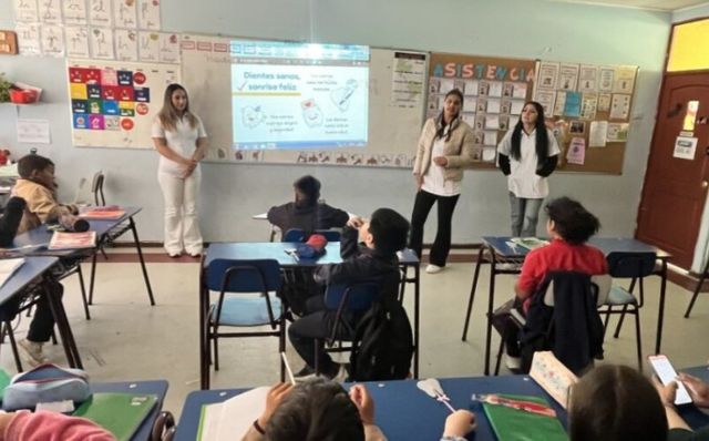 Estudiantes de Técnico en Odontología de Duoc UC Sede Valparaíso promueven la salud bucal en la Escuela América de Playa Ancha