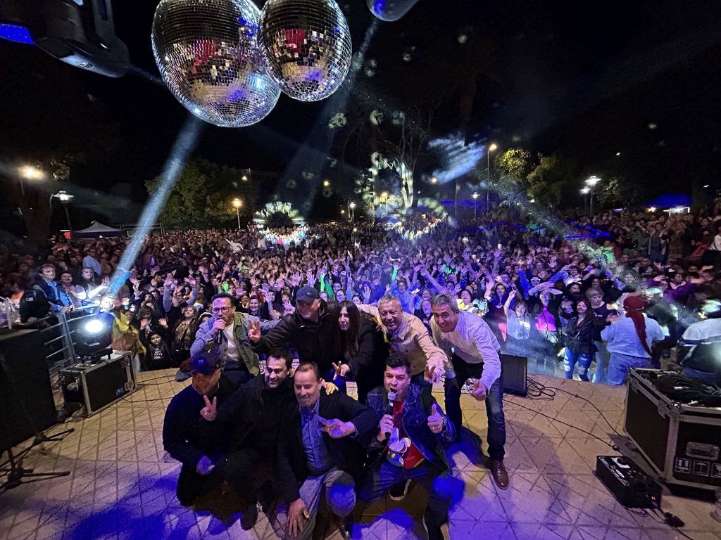 “Plaza de los 80” causó furor con su segunda jornada artística en el centro de Llolleo “Plaza de los 80” causó furor con su segunda jornada artística en el centro de Llolleo