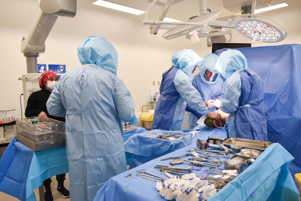 Hcv Realiza Exitoso Operativo De Prótesis De Cadera En Trabajo Colaborativo Con Especialista Del Hospital Dr. Sótero Del Río Y Clínica Uandes Hcv Realiza Exitoso Operativo De Prótesis De Cadera En Trabajo Colaborativo Con Especialista Del Hospital Dr. Sótero Del Río Y Clínica Uandes