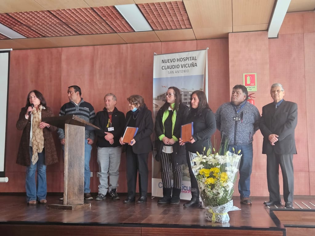 entregan placa homenaje entregan placa homenaje