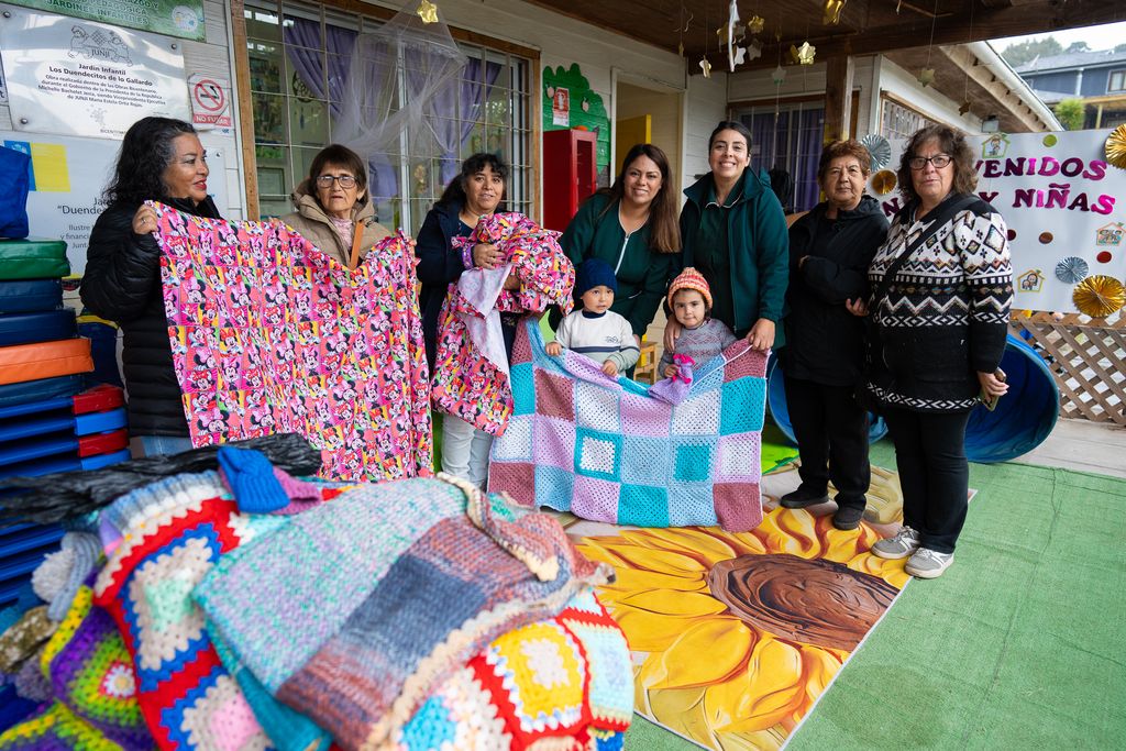 Mujeres tejedoras de “Las Arañitas de Placilla” agradecen apoyo de los Fondos Concursables de Puerto San Antonio Mujeres tejedoras de “Las Arañitas de Placilla” agradecen apoyo de los Fondos Concursables de Puerto San Antonio