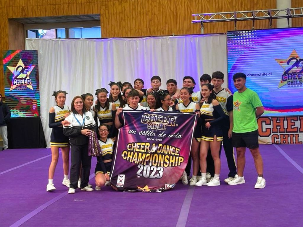 Equipo de Cheerleaders del Colegio Bicentenario People Help People Equipo de Cheerleaders del Colegio Bicentenario People Help People