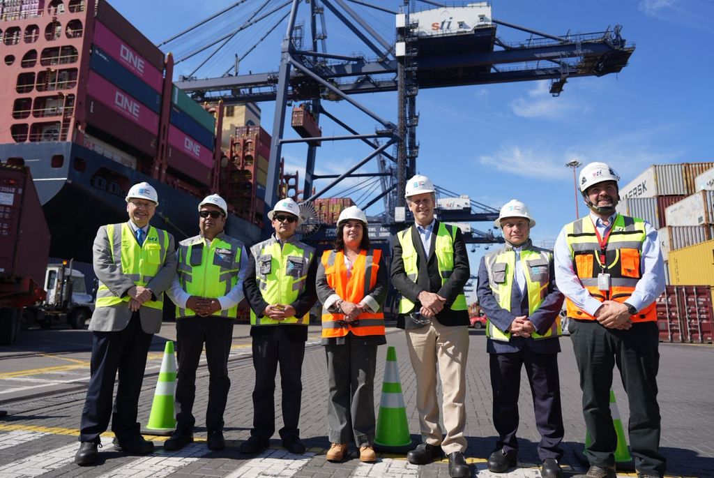 La visita al puerto del ministro de Transportes y representantes de la Empresa Portuaria San Antonio