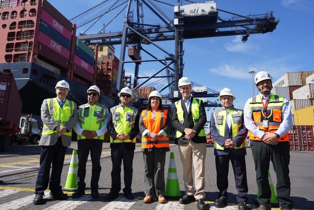 La visita al puerto del ministro de Transportes y representantes de la Empresa Portuaria San Antonio